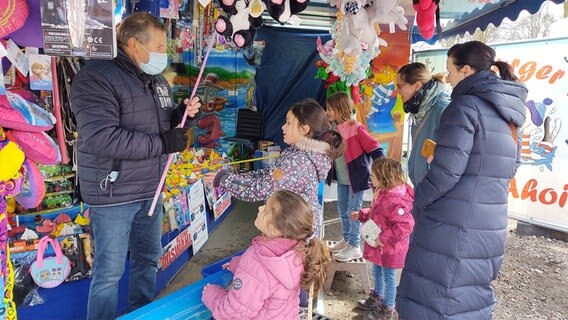 Mütter besuchen mit ihren Kindern den Jahrmarkt in Flensburg.  Foto: Peer-Axel Kroeske