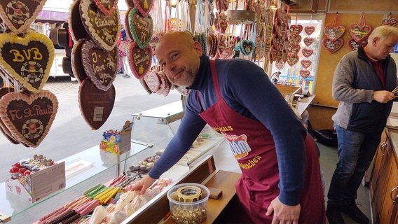 Ein Mann im Süßwarengeschäft auf dem Jahrmarkt in Flensburg.  Foto: Peer-Axel Kroeske