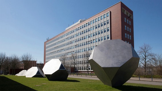 Die Skluptur Straßenboje an der Fachhochschule Kiel ©  Jan Petersen Foto:  Jan Petersen