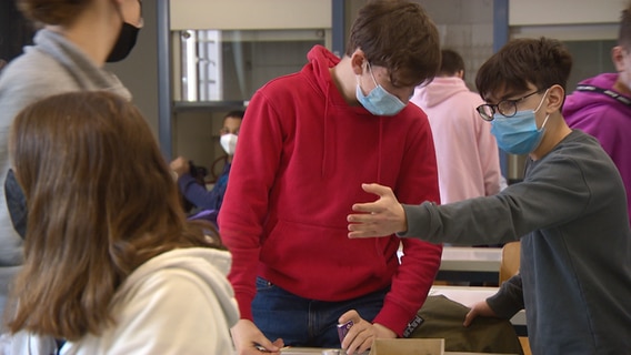 Zwei Schüler arbeiten miteinander. © NDR 