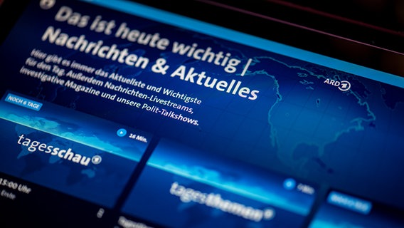 Auf einem Tablet ist die ARD-App mit der Tagesschau geöffnet. © picture alliance/dpa Foto: Fabian Sommer