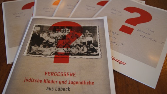 Auf einem Tisch liegen Unterlagen zum Thema "Vergessene jüdische Kinder und Jugendliche aus Lübeck".  Foto: Astrid Wulf