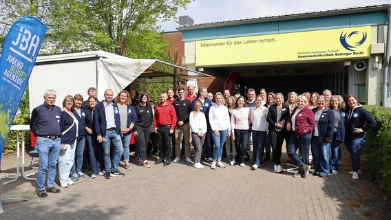 Ein Gruppenfoto vor einem EIngang der Heinrich Andresen Schule in Sterup. © Kreis Schleswig-Flensburg 
