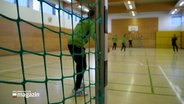 Ein junger Mann steht im Tor in einer Sporthalle ider Jugendanstalt Schleswig. © NDR 