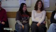 Jugendliche hören einen Vortrag zu zum Thema "psychische Erkrankungen". © NDR 