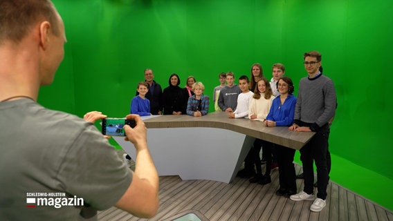 Ein Gruppenfoto mit Schülern am Jugendmedientag beim NDR SH. © NDR 