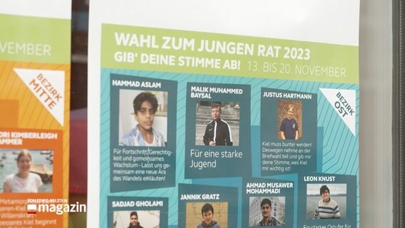 Auf einem Plakat stehen die Namen von Jugendlichen, die sich zur Wahl für den Jungen Rat bewerben. © NDR 