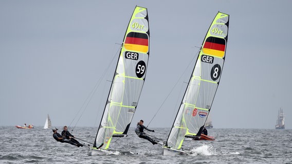 Die deutschen 49er-Segler, Justus Schmidt und Max Böhme (l) und Erik Heil und Thomas Plößel bei der letzten Regatta, dem "Medal Race", auf der Ostsee vor Kiel-Schilksee. © dpa Foto: Carsten Rehder