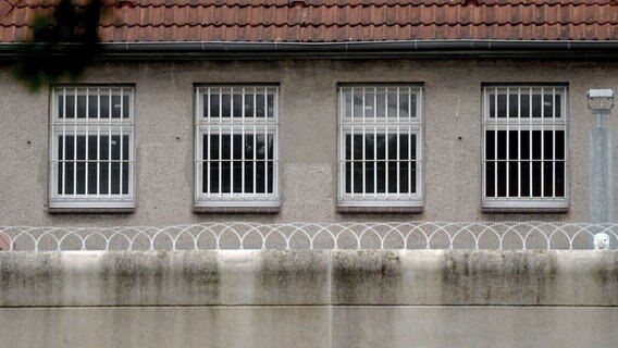 Die Fenster mit Gittern in der Außenfassade der JVA Lübeck. © dpa-bildfunk Foto: Daniel Reinhardt