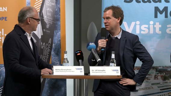 Kiels Oberbürgermeister Ulf Kämpfer spricht bei einer Pressekoferenz von Ocean Race Europe in Kiel. © NDR 