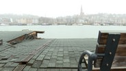 Die Kaikante im Flensburger Hafen steht abgesackt. © NDR 