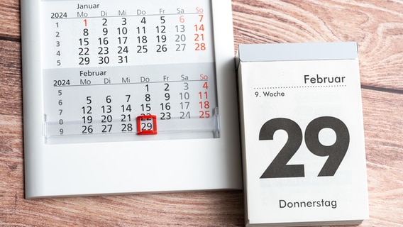 Zwei Kalender zeigen den 29. Februar. Zwei Kalender zeigen den 29. Februar. © picture alliance Foto: Michael Bihlmayer