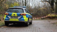 Ein Polizeiauto steht in Kaltenkirchen vor einem Absperrband. © Westküsten-News Foto: Florian Sprenger