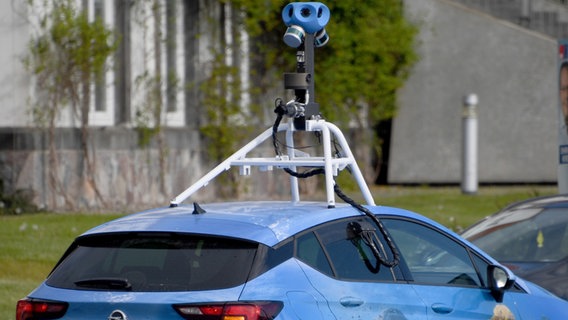 Ein Auto von Google mit einer Kamera auf dem Dach für die Aufnahme von Bildern für Google Maps. © picture alliance/dpa Foto: Carsten Rehder