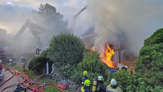 Feuerwehr-Einsatzkräfte stehen vor einem brennenden Haus © Georg Supanz Foto: Georg Supanz