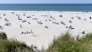 Sylt: Strandkörbe stehen am Strand von Kampen. © dpa Foto: Carsten Rehder