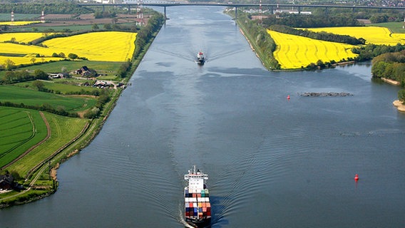 Schiffe befahren den Nord-Ostsee-Kanal. © dpa Foto: Carsten Rehder