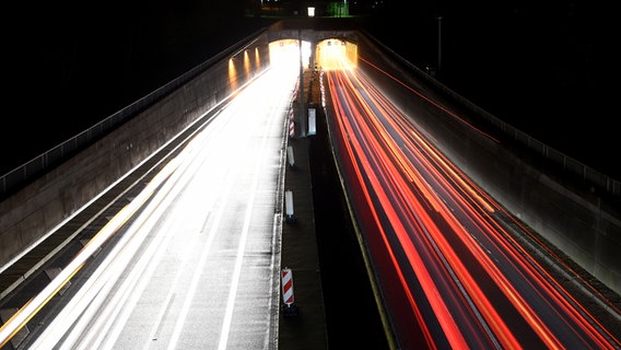 Autos fahren durch die beiden Röhren des Kanaltunnels in Rendsburg. © picture alliance Foto: Carsten Rehder