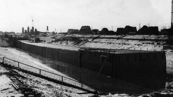 Eine alte schwarzweiß Fotografie zeigt den Bau eines Tunnels.  