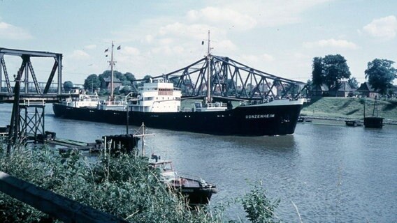 Eine alte Fotografie zeigt ein Schiff dass durch den NOK fährt.  