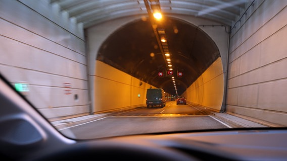 Ein Auto fährt in den Kanaltunnel bei Rendsburg ein. © picture alliance/dpa Foto: Marcus Brandt