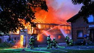 Eine Scheune steht in Flammen und wird von Kräften der Feuerwehr gelöscht. © nordpresse mediendienst Foto: Matz-Ole Paasch