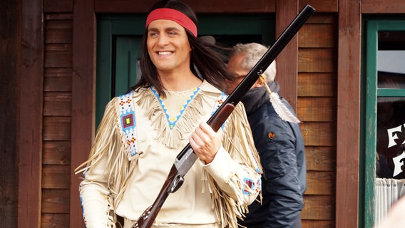 Schauspieler Alexander Klaws posiert im Rahmen eines Pressetermins der Karl-May-Spiele als Winnetou. © NDR Foto: Doreen Pelz