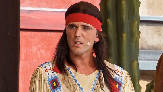 Schauspieler Sascha Hödl verkleidet als Winnetou. © Karl-May-Spiele Foto: Claus Harlandt