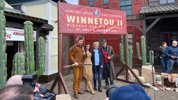 Die Schauspieler Jan Hartmann, Sila Sahin und Nick Hartmann posieren bei den Karl-May Spielen 2024. © NDR Foto: Doreen Pelz