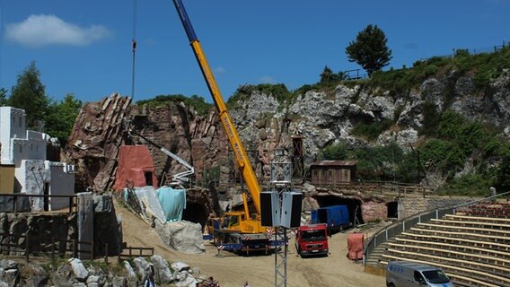 Kräne beim Aufbau der Bühne für die Karl May Spiele in Bad Segeberg © NDR Foto: Doreen Pelz