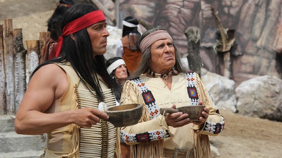 Winnetou-Darsteller Jan Sosniok (l.) mit Gojko Mitić bei den Karl-May-Spielen in Bad Segeberg 2013. © picture alliance / rtn - radio tele nord Foto: Patrick Becher