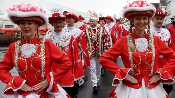 Tanzmariechen der Marner Karnevalsgesellschaft. © dpa-Bildfunk Foto: Carsten Rehder