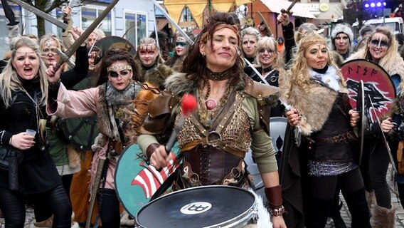 Als Amazonen verkleidete Karnevalistinnen. © dpa-Bildfunk Foto: Carsten Rehder