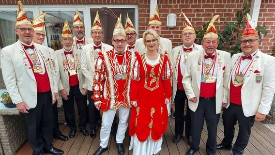 Das Prinzenpaar, Andrea und Holger Borchers, mit dem Elferrat der Marner Karnevalsgesellschaft. © NDR Foto: Laura Albus