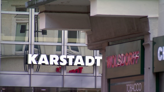Das weiße aus Buchstaben "KARSTADT" bestehende Schild hängt am Karstadt-Gebäude in Lübeck. © NDR 