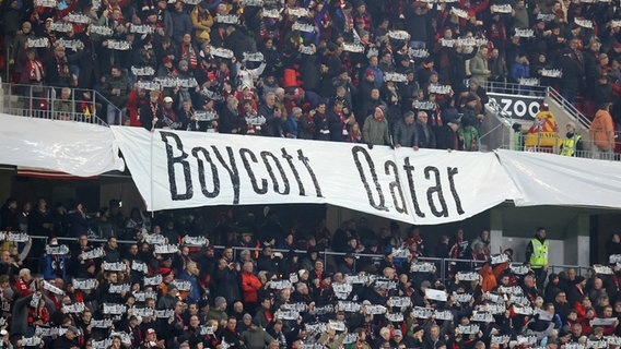 Fußballfans halten unzählige Boycott Qatar Banner in die Luft © IMAGO/ Sportfoto Rudel Foto: Pressefoto Rudel/ Robin Rudel