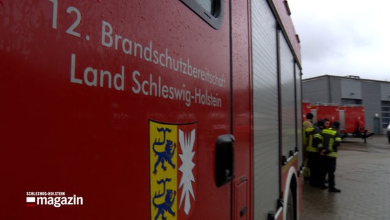 Auf einem Fahrzeug steht der Schriftzug "Brandschutzbereitschaft Schleswig-Holstein". © NDR 