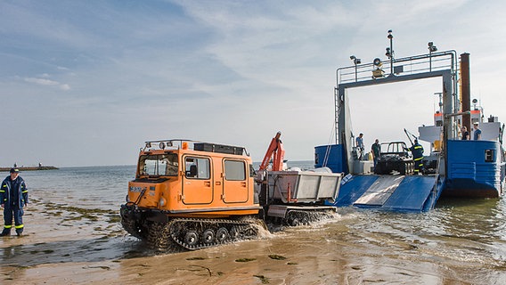 Einsatzkräfte des Technischen Hilfswerks üben am Strand von Hörnum einen Ölunfall © picture alliance / dpa Foto: Markus Scholz