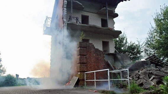 Rauch steigt aus einem eingestürzten Haus auf © Kreisfeuerwehrverband Plön Foto: Gerhard Bock