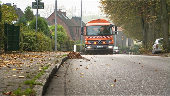 Eine Kehrmaschine entfernt das Laub von den Straßen. © NDR