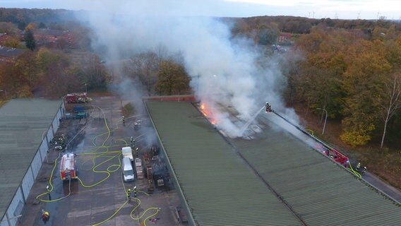 Drohnenaufnahme der Brandlöschung einer Lagerhalle in Kellinghusen durch die Feuerwehr © Westküsten-News Foto: Florian Sprenger