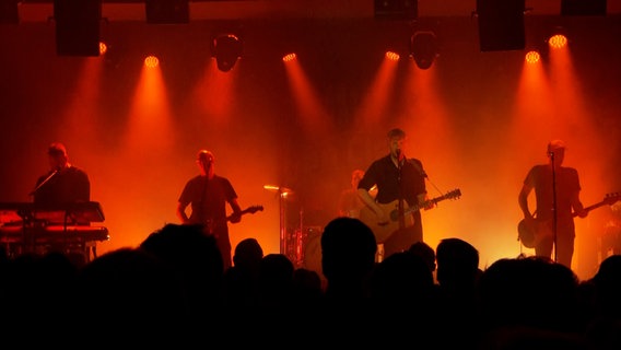 Die Band "Kettcar" steht auf einer Bühne und gibt ein Konzert © NDR Foto: NDR Screenshot