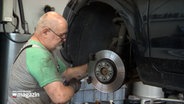 Ein Kfz-Mechaniker arbeitet in einer Werkstatt. © NDR 