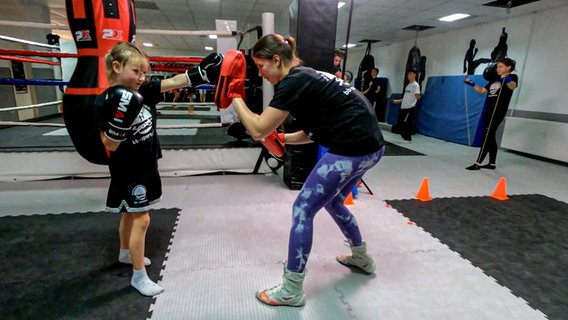 Die 11-jährige Yuna trainiert Kickboxen. © NDR Foto: Sven Jachmann