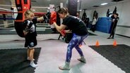 Die 11-jährige Yuna trainiert Kickboxen. © NDR Foto: Sven Jachmann