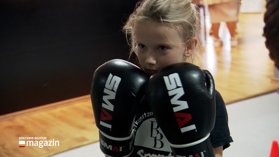 Die 11-jährige Kickboxerin Yuna Elias. © NDR 