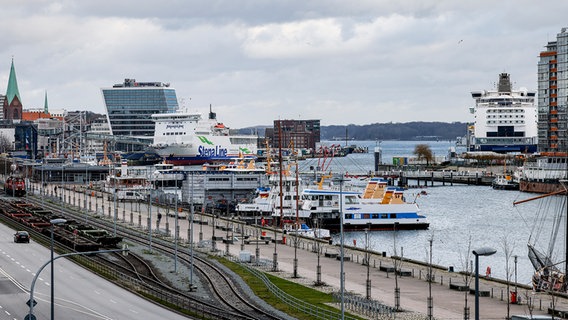 Fähren der Reederei Stena Line (l) und der Reederei Color Line liegen im Kieler Hafen. © picture alliance/dpa | Foto: Axel Heimken