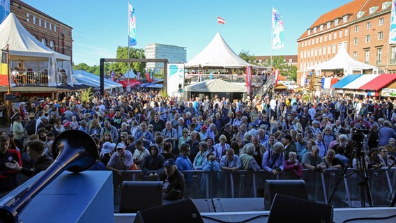 Zahlreiche Besucher stehen auf dem Rathausplatz in Kiel vor der Bühne anlässlich der Eröffnung der 125. Kieler Woche. © NDR Foto: Pavel Stoyan