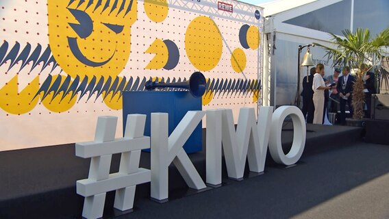 Eine Bühne mit Großen Buchstaben KIWO steht in Schilksee anlässlich der Eröffnung der Kieler Woche 2021. © NDR 
