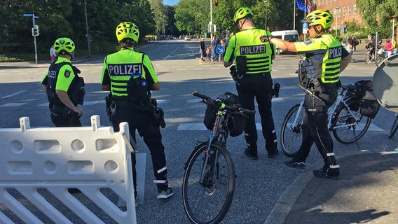 Vier Beamten der der Fahrradstaffel der Polizei sind mit ihren Fahrrädern in Kiel unterwegs. © NDR Foto: Friedericke Schneider